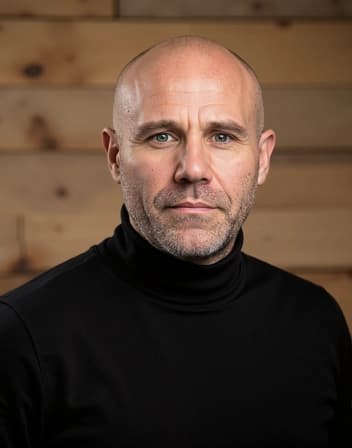 Lumière douce dans un intérieur minimal, ambiance calme et harmonieuse.